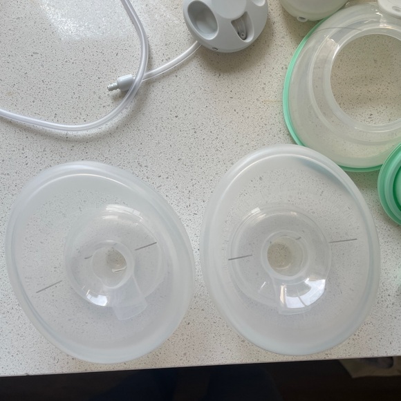Elvie Breast Pump Set in White and Mint - Picture 3 of 7